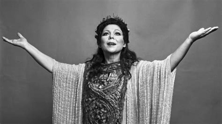 Unveiling The Charisma Of Renata: The Rising Mexican Actress